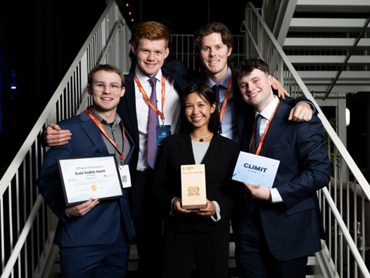 étudiants debout dans les escaliers