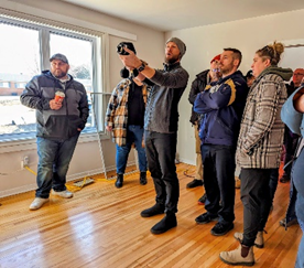 Un groupe de personnes lors d'une démonstration d'imagerie infrarouge