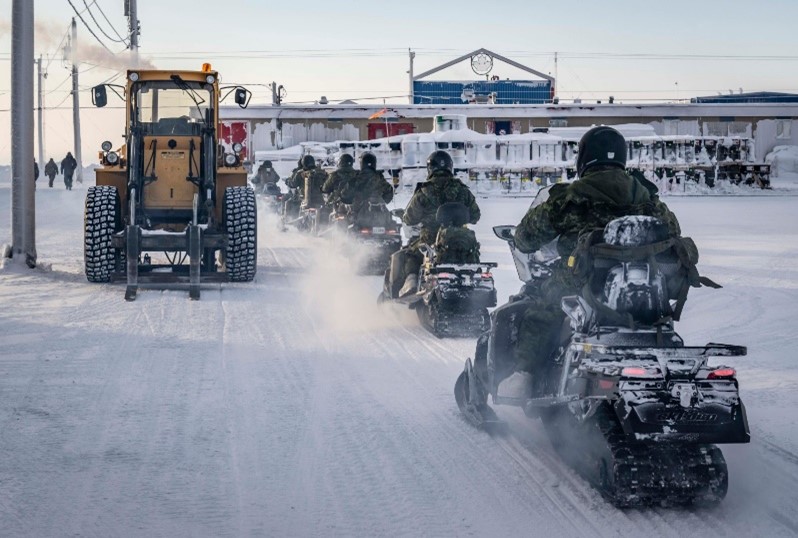 Un groupe de personnes à motoneige dans la neige