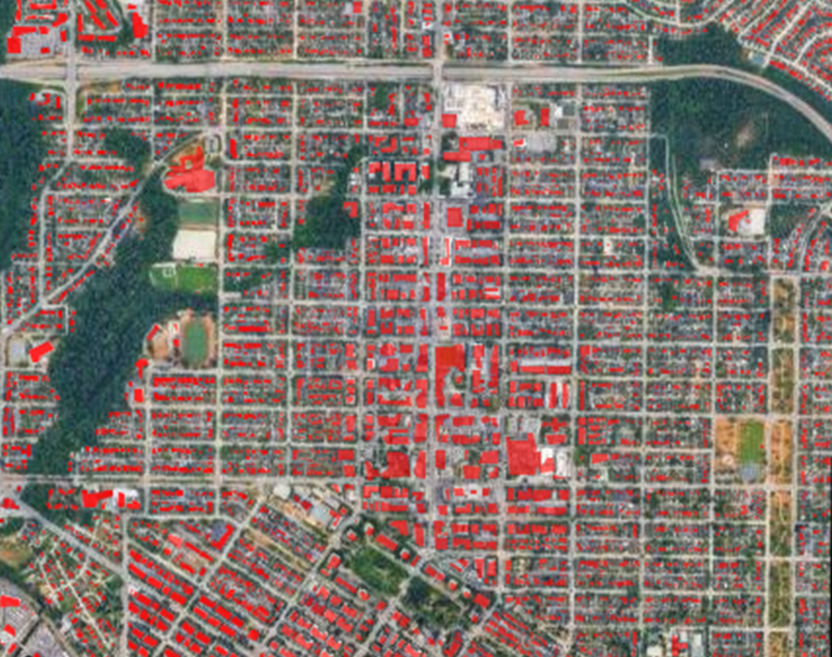 Une photo par satellite moderne. Les bâtiments sont identifiés en rouge.