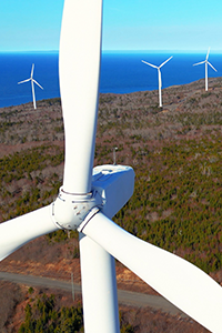 Vue aérienne d’éoliennes près de l’océan.