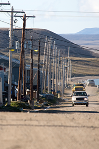 Des poteaux électriques bordent une rue de l’île de Baffin.