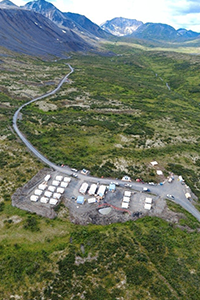 Vue aérienne d’un site minier canadien pour le projet Mactung de Fireweed Metals.