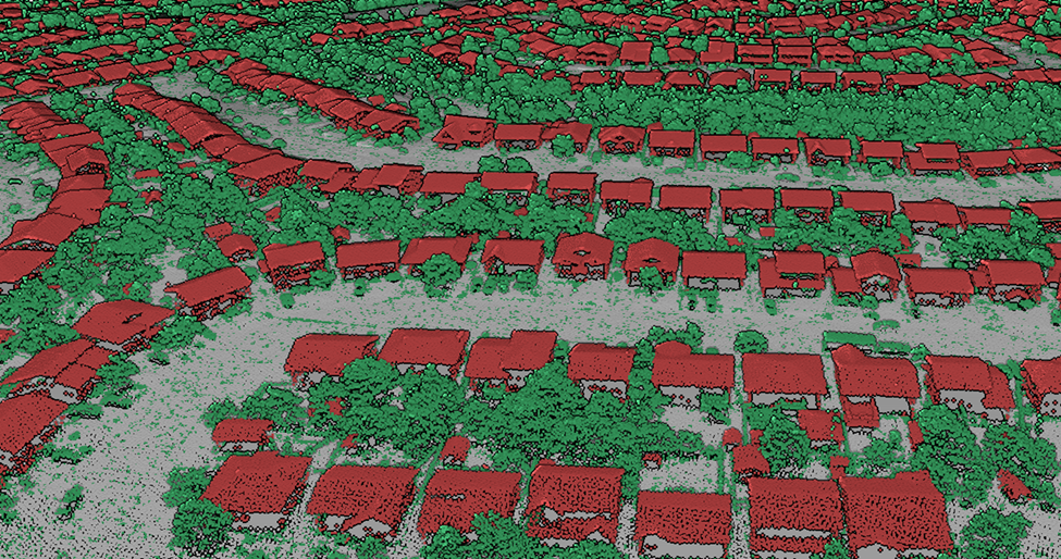 Une vue 3D des nuages de points lidar du dessus d'un quartier de maisons et d'arbres. Les points correspondant aux bâtiments, aux arbres et au sol ont été colorés en rouge, vert et gris, respectivement.
