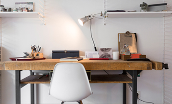 Bureau avec une lampe