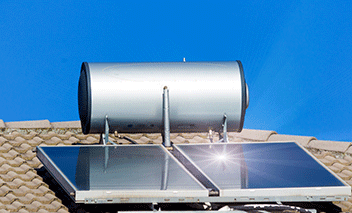 Système de chauffe-eau solaire installé sur un toit.