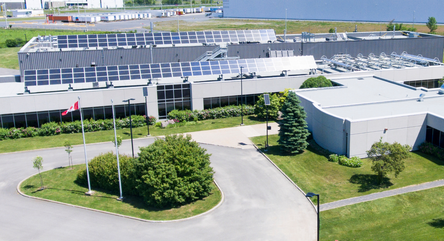 Vue aérienne du bâtiment du centre de recherche CanmetÉNERGIE, situé à Varennes, avec ses nombreux panneaux solaires sur le toit.