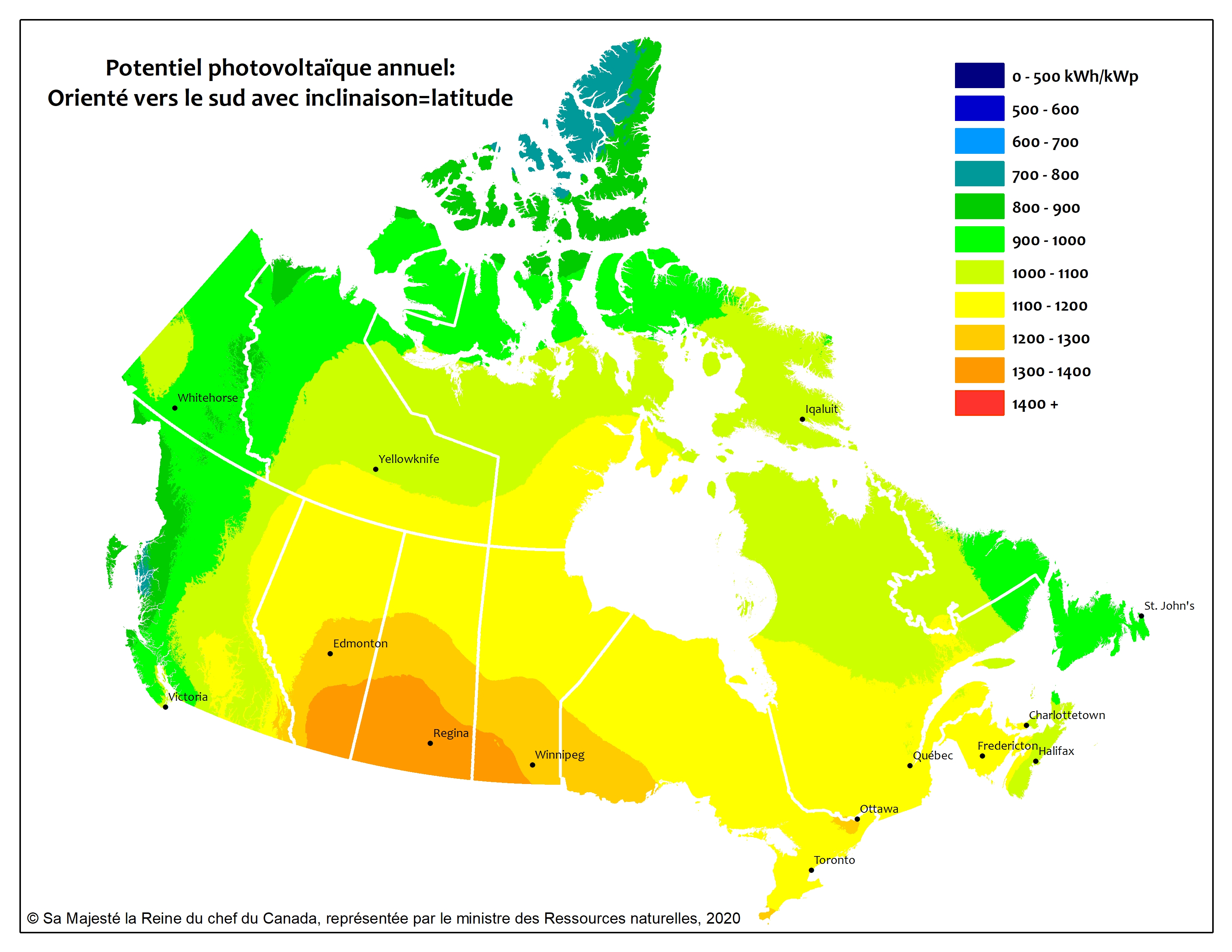  L'image montre une carte du Canada avec différentes zones du pays ombrées en vert, vert pâle, jaune, orange et orange foncé, selon le potentiel photovoltaïque annuel pour ces régions.