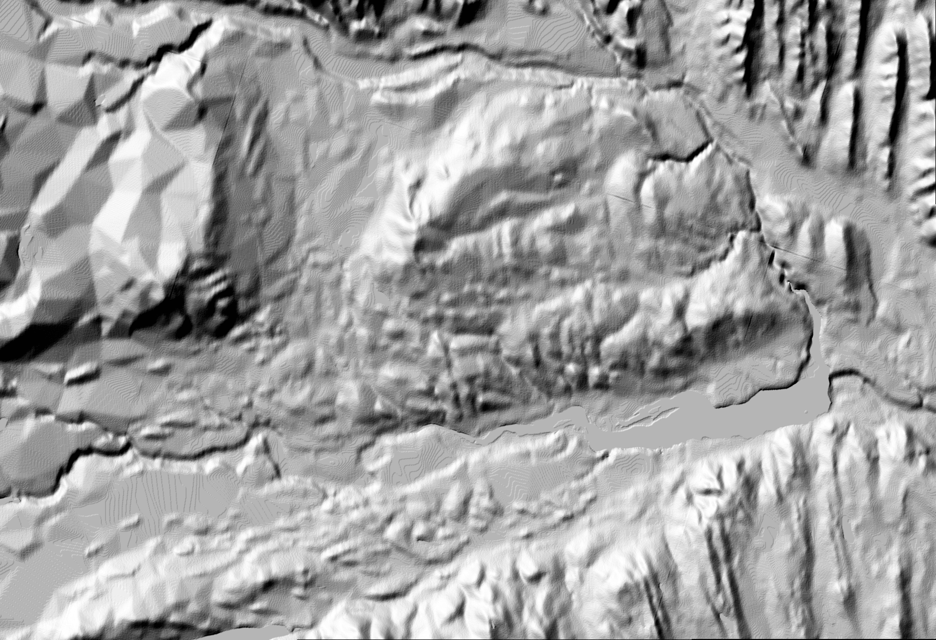 Figure 1. Comparaison des reliefs ombrés dérivés des modèles de terrain au-dessus du lac Ghost, à l'ouest de Cochrane (Alberta). L'image de gauche montre le relief ombré du modèle numérique d'élévation du Canada. L'image de droite montre le relief ombré dérivé du modèle numérique d'élévation de moyenne résolution.