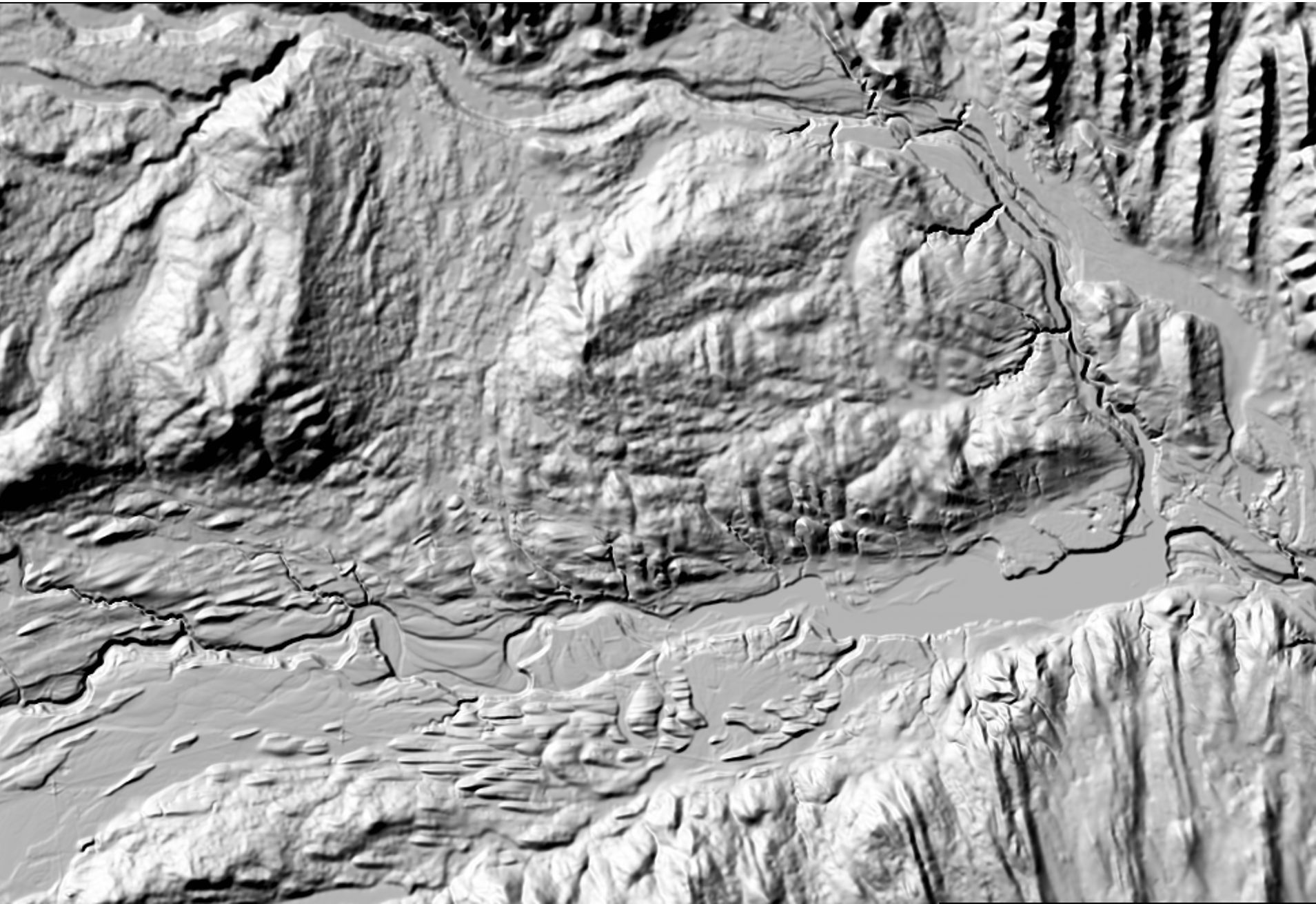 Figure 1. Comparaison des reliefs ombrés dérivés des modèles de terrain au-dessus du lac Ghost, à l'ouest de Cochrane (Alberta). L'image de gauche montre le relief ombré du modèle numérique d'élévation du Canada. L'image de droite montre le relief ombré dérivé du modèle numérique d'élévation de moyenne résolution.