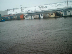 FIGURE 23 : Inondation à St. Lawrence (Terre-Neuve-et-Labrador) due à une onde de tempête de la baie Placentia provoquée en février 2004 par un vent du sud-ouest (tiré de Southern Gazette, Marystown, Terre- Neuve-et-Labrador).