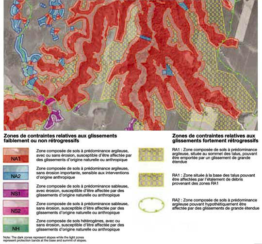 FIGURE 23 : Exemple de carte de zones de contraintes relatives aux glissements de terrain pour une localité du Saguenay-Lac-Saint-Jean (Gouvernement du Québec, 2005).