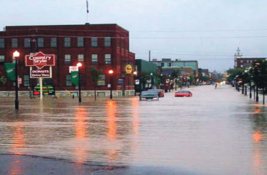FIGURE 18 : Photographie d’une inondation au mois de juillet 2004 dans les rues du centre ville de Peterborough, en Ontario, à la suite d’une violente tempête qui a duré une heure.