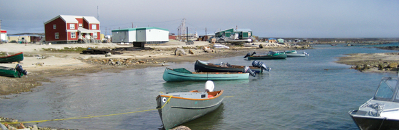 Bateaux de pêche appartenant à des particuliers et amarrés le long de la rivière Clyde