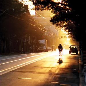 Cycliste sur fond de soleil levant