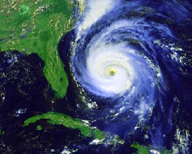 Image acquise par un satellite GOES couvrant le Sud-Est des États-Unis et une partie des Caraïbes. L'image est centrée sur une immense dépression en Atlantique. L'objectif de l'image est de montrer que les satellites météorologiques peuvent observer grandes régions
