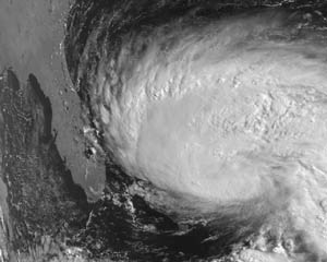 Image acquise par un satellite NOAA centrée sur une dépression au large des États-Unis. L'illustration  permet de comparer une image NOAA et l'image GOES ci-haut de la même région