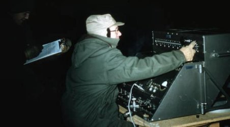 Technicien qui opère le Géodimètre 2 à l’extérieur le soir.