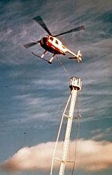 Hélicoptère érigeant une tour avec un ciel dans l’arrière-plan.
