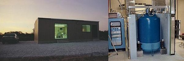 Gauche : L’extérieur de la station CAGS au crépuscule. Droite : Gravimètre absolu à l’intérieur avec un ordinateur à la gauche.