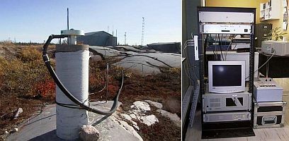 Gauche: Antenne attachée sur le haut d’un pilier en béton dans un champ. Droite: Équipement informatique sur une étagère dans un laboratoire.