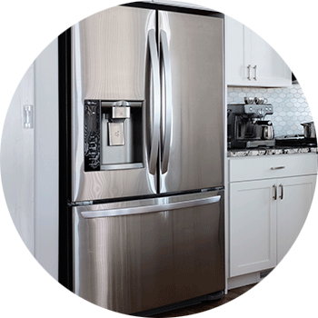 Une cuisine moderne équipée d’un grand réfrigérateur.