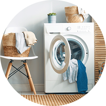 Une machine à laver avec des vêtements à l’intérieur.