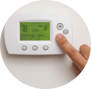 Image d’un thermostat intelligent avec un doigt qui appuie sur la flèche vers le bas pour baisser la température