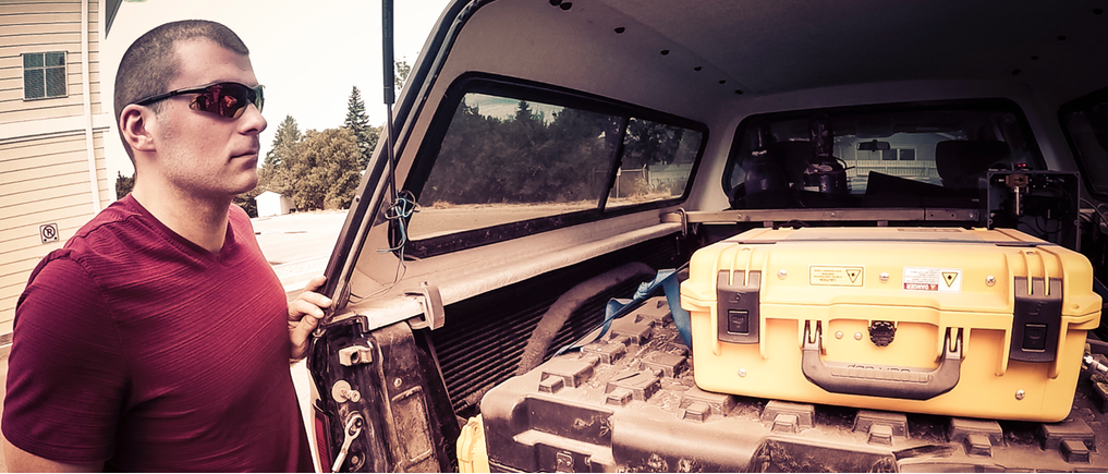 Le chercheur du laboratoire de flux James Williams, avec le camion de recherche prêt pour une autre journée de cartographie des émissions fugitives; le camion de recherche sur la photo est un Toyota Tacoma doté d’un capot de caisse permettant d’y ranger l’équipement de détection pendant la collecte des données.
