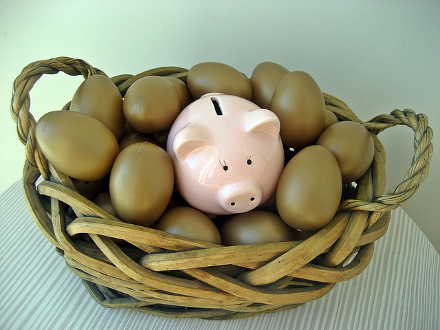 Image d’un panier contenant une tire-lire et des œufs