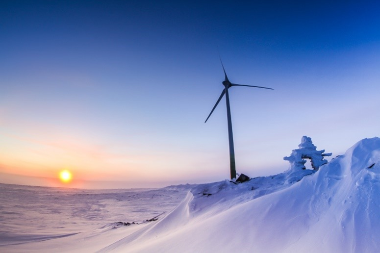 Lever de soleil arctique sur l’éolienne de TUGLIQ