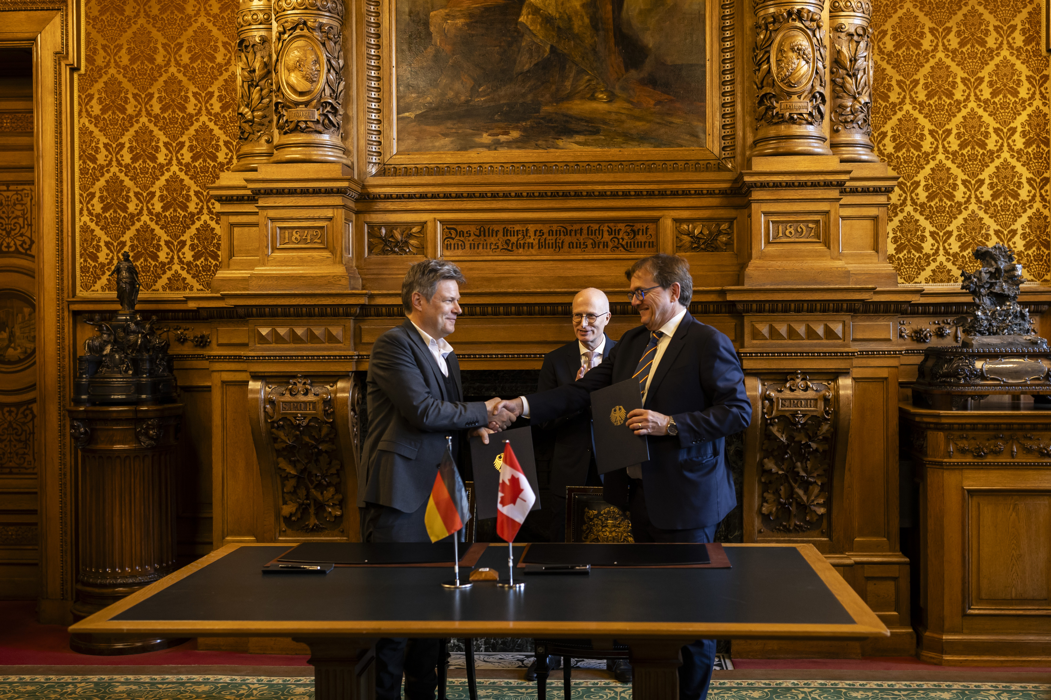 Des ministres du Canada et de l’Allemagne signent un protocole d’entente à la Chambre de commerce de Hambourg