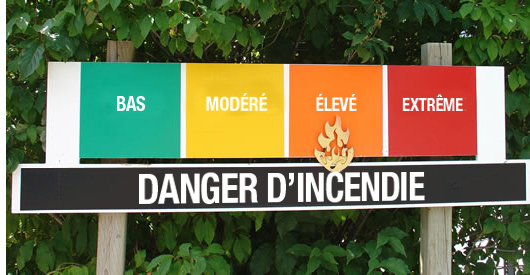 Panneau de danger d’incendie en bord de route indiquant le niveau de risque de forêt (faible, modéré, élevé ou extrême).