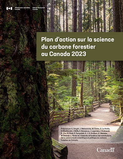 Page couverture du Plan d’action sur la science du carbone forestier au Canada 2023 – beau sentier dans la forêt avec des clôtures en bois