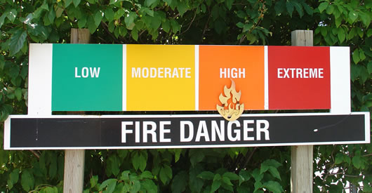 Panneau de signalisation des dangers d’incendie en bordure de route à Canmore en Alberta. DANGER D’INCENDIE, FAIBLE, MODÉRÉ, ÉLEVÉ, EXTRÊME