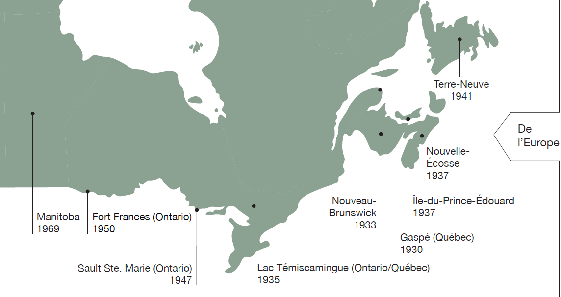 Une carte montrant que la le diprion européententhrède européenne de l’épinettecéa  est une espèce envahissante venue d’Europe, et où et quand les premières occurrences ont été trouvées au Canada. L’espèce a été trouvée pour la première fois en à GaspéGaspésie (Québec) en 1930, puis dans lesaux endroits et années suivantessuivants : Nouveau-Brunswick (1933), lac TémiscamingueTémiscamingue (Ontario / Québec) (1935), Île-du-Prince-Édouard et Nouvelle-Écosse (1937), Terre-Neuve (1941), Sault Ste. Marie (Ontario) (1947), Fort Frances (Ontario) (1950) et Manitoba (1969).