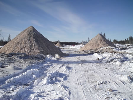 Les copeaux de bois d’un site de récolte de la biomasse peuvent être empilés avant leur envoi à l’installation de production de bioénergie.
