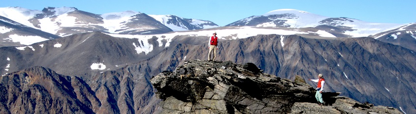 Les géologues du projet Gisements polymétalliques — Péninsule Cumberland du GEM examinent un phénomène à l’origine de la formation de montagne datant de 1860 millions d’années sur l’est de l’île de Baffin, au Nunavut (2009)..