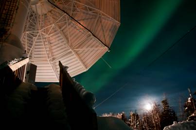 Une antenne parabolique et, derrière, une aurore boréale. (Copyright 2012 Terry Halifax Photography)