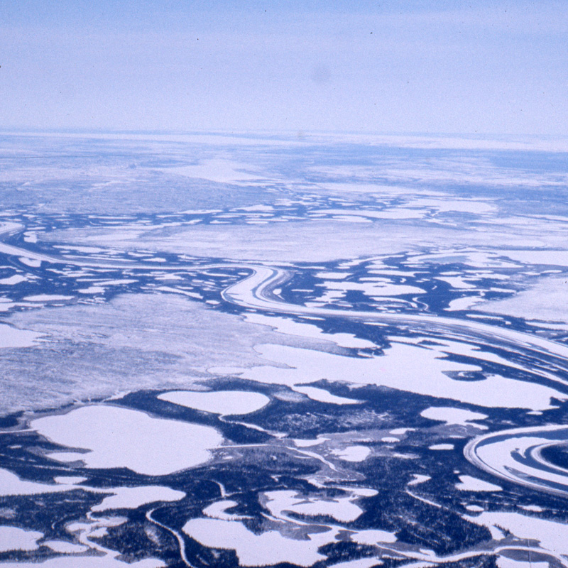 Photo aérienne du Dehcho glacé (fleuve Mackenzie), Territoires du Nord-Ouest