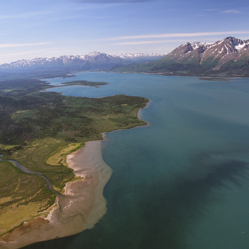 Photo aérienne du lac Dezadeash et de Titl'àt Mǟn