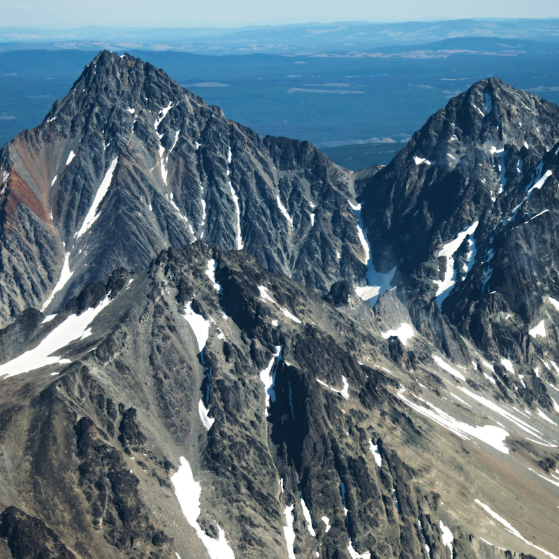 Photo aérienne d’une chaine de montagnes - Tŝ'ilʔoŝ, ʔEniyud