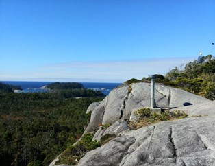 Une vue sur une forêt et une colline rocheuse.