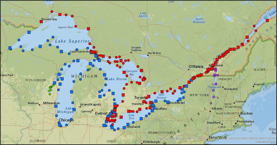 Carte des Grands Lacs avec des marques rouges et bleues indiquant l'emplacement des stations occupées par les géomètres canadiens et américains.
