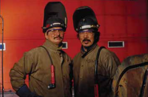 Deux travailleurs autochtones de la mine Raglan
