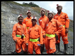 Six hommes vêtu de combinaisons minières oranges avec des casques de mineurs