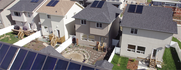 photo aérienne de maisons d'habitation avec des panneaux solaires sur leurs toits.