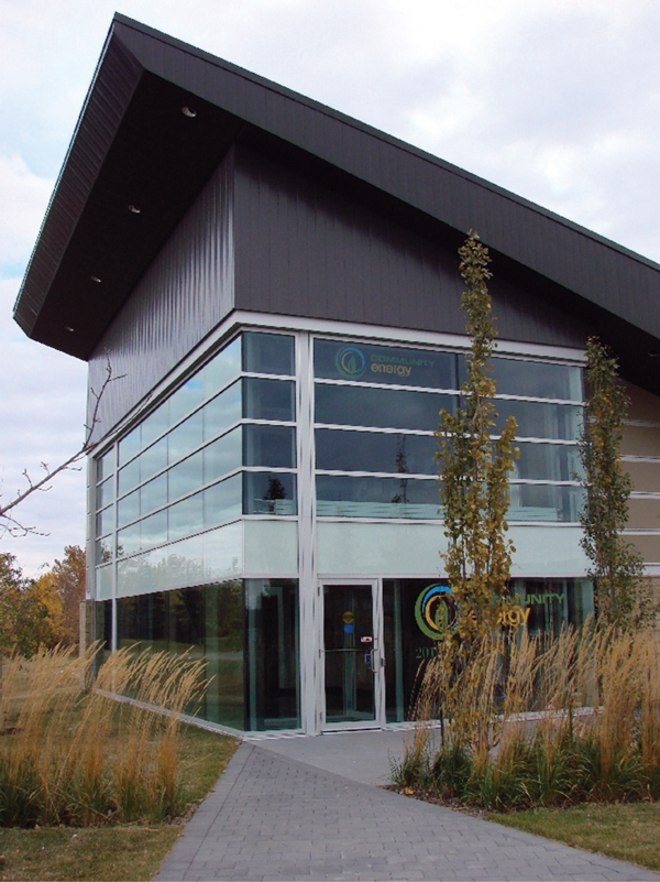 l'image de la construction du centre communautaire de l'énergie dans le comté de Strathcona, en Alberta