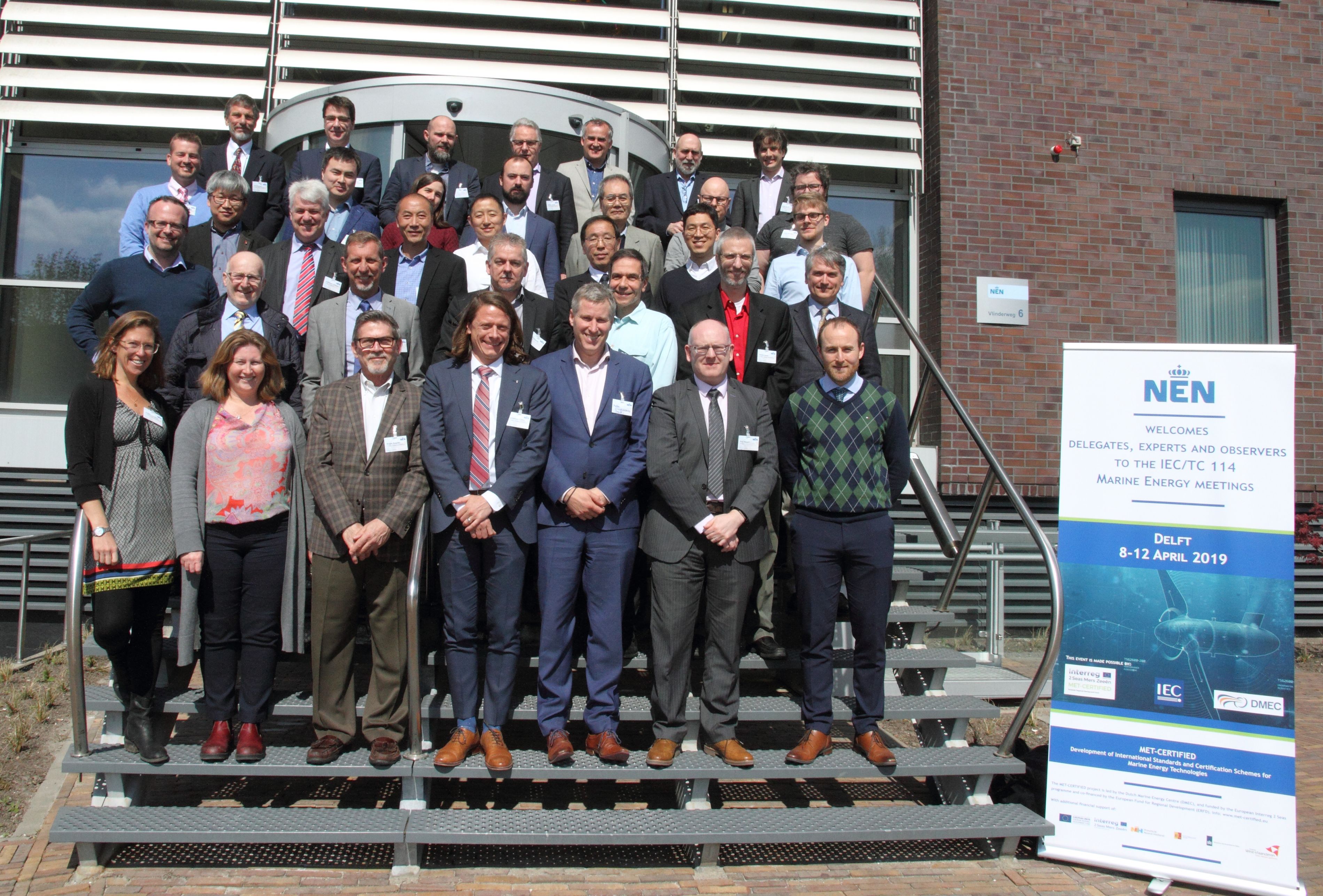 Une photo de groupe de nombreux membres du SMC TC114 et d'autres pays membres qui étaient en séance plénière