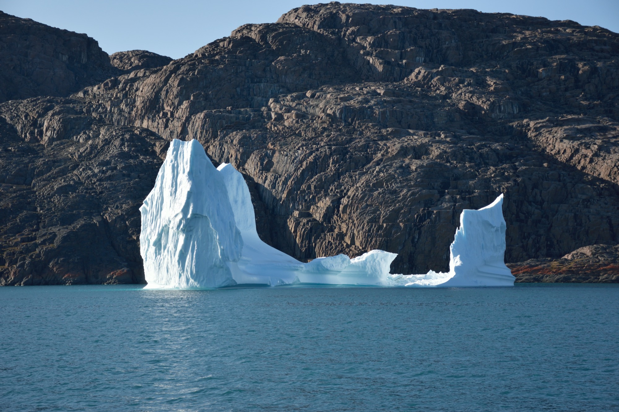 Un iceberg flottant sur l'océan Arctique.